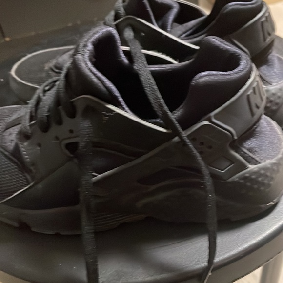 Nike black shoes - Picture 3 of 4